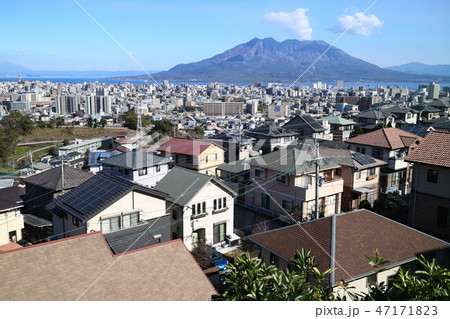 桜島と鹿児島市の街並み 桜島と鹿児島市の街並み 47171823