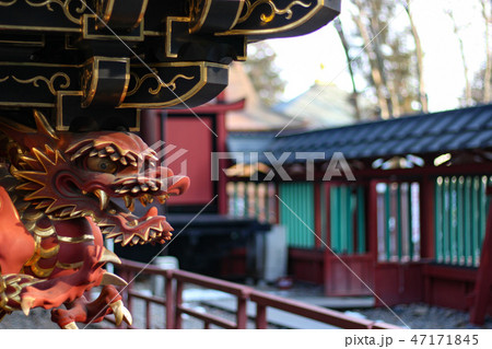 お寺の美しく力強い龍の彫刻 47171845
