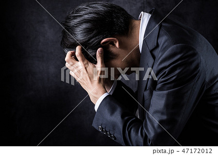 頭を抱えるビジネスマン 47172012