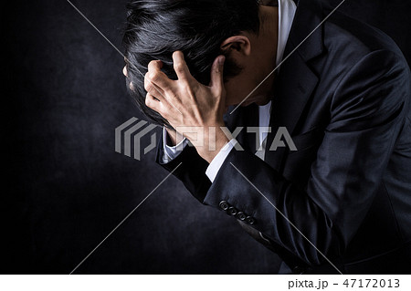 頭を抱えるビジネスマン 47172013