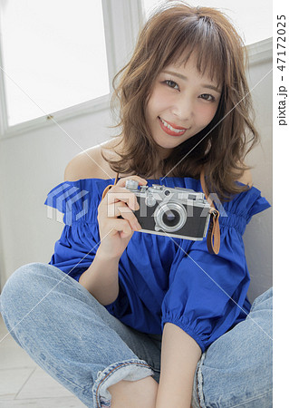 カメラ女子　　ミディアムヘアー 47172025