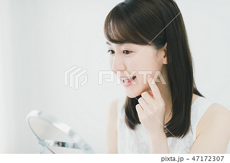 young woman 47172307