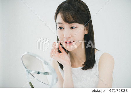 young woman 47172328