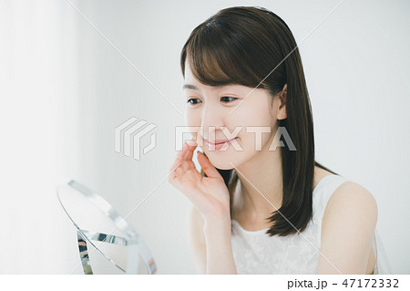 young woman young woman 47172332