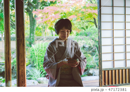 茶の湯の心　着物の女性 47172381