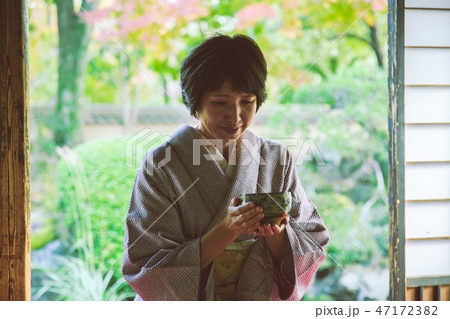 茶の湯の心　着物の女性 47172382
