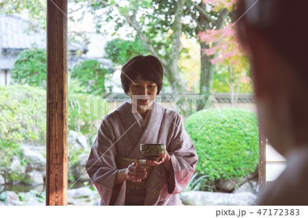 茶の湯の心　着物の女性 47172383