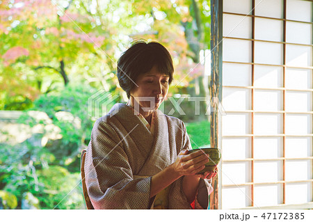 茶の湯の心　着物の女性 47172385