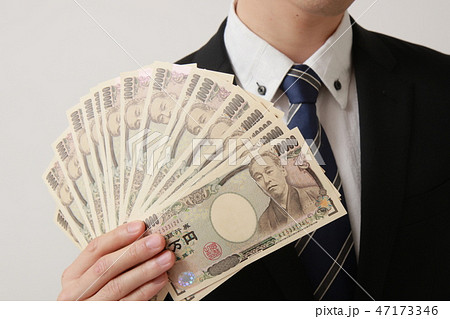 札束を団扇・扇子代わりにする人 47173346