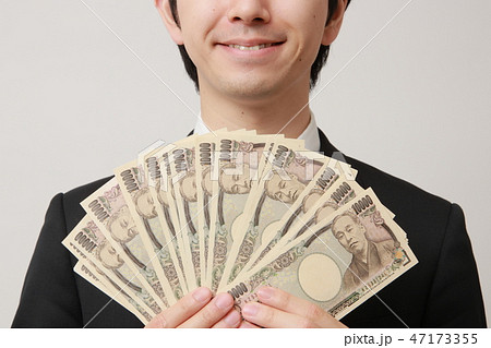 札束を団扇・扇子代わりにする人 47173355