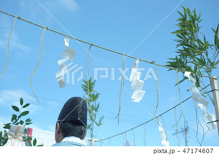 家を建てるときの地鎮祭の神主さんの後ろ姿 47174607