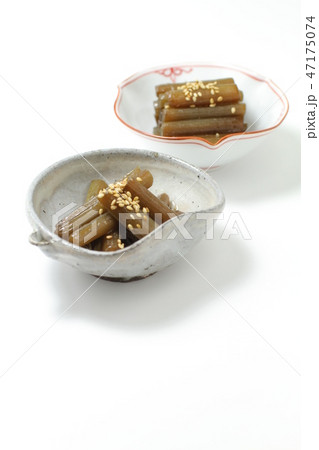 季節料理 フキの煮物 京蕗 山菜の煮物の写真素材