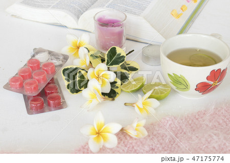 lozenge honey lemon healthy drinks for sore throat 47175774