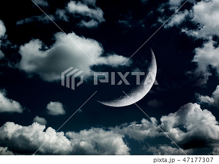 The moon in the night sky The moon in the night sky 47177307