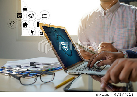 Business people use Technology E-commerce  47177612
