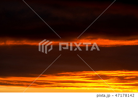 不穏な夕焼け雲 47178142