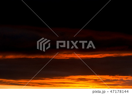 不穏な夕焼け雲 47178144
