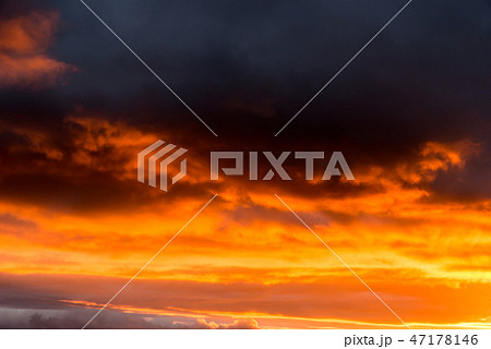 不穏な夕焼け雲 47178146