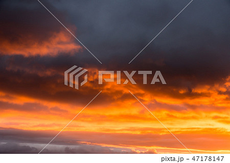 不穏な夕焼け雲 47178147