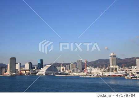 よく晴れた日の神戸港の風景。 47179784