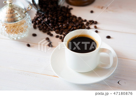 珈琲豆とホットコーヒー 47180876