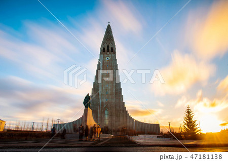 Hallgrimskirkja church in Reykjavik during sunset Hallgrimskirkja church in Reykjavik during sunset 47181138