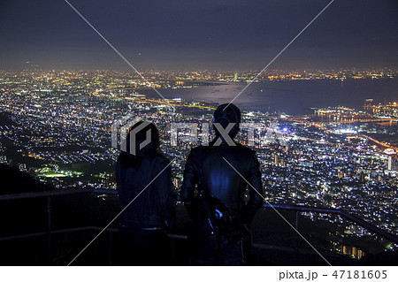 【兵庫県】摩耶山。掬星台。日本三大夜景。夜景デートをするカップル。 47181605
