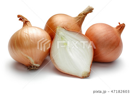 Group of whole and half onions 47182603