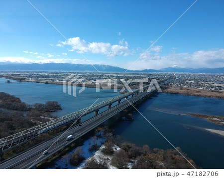空撮　木曽川を渡る新幹線と冬の伊吹山 47182706