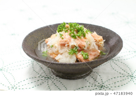 鮭の中骨缶詰料理、鮭缶詰と大根おろしの和え物 47183940