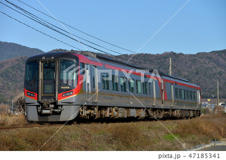 高徳線を走るJR四国2600系特急うずしお2両の写真素材 [47185341
