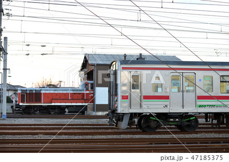 高松運転区DE10とJR四国7200系(元121系)電車 高松運転区DE10とJR四国7200系(元121系)電車 47185375