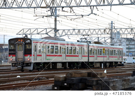 予讃線を走るJR四国7200系(元121系)電車2両 予讃線を走るJR四国7200系(元121系)電車2両 47185376
