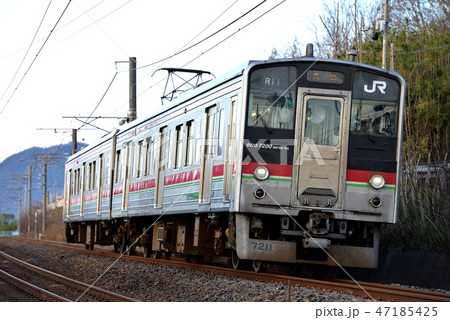 予讃線を走るJR四国7200系（元121系）予讃線2両 47185425