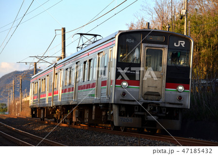 予讃線を走るJR四国7200系(元121系)予讃線2両 予讃線を走るJR四国7200系(元121系)予讃線2両 47185432