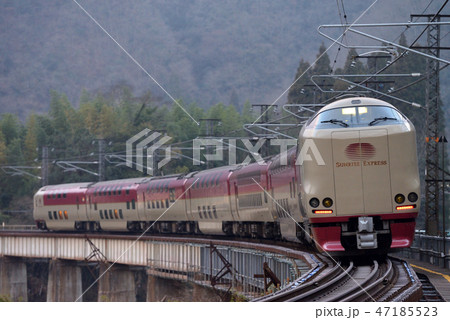 伯備線を走る285系寝台特急サンライズ出雲7両 47185523