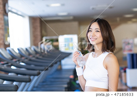 若い女性、水、スポーツジム、ダイエット、ジム、フィットネス 若い女性、水、スポーツジム、ダイエット、ジム、フィットネス 47185633
