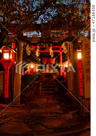 ライトアップされた辰巳大明神（祇園・京都） 47186300