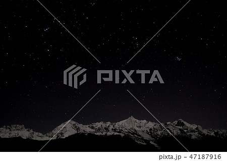 中国雲南省・徳欽 夜の梅里雪山と星空/ night sky over Mt. Meili 47187916