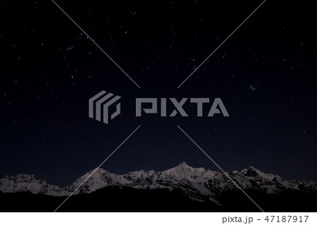 中国雲南省・徳欽 夜の梅里雪山と星空/ night sky over Mt. Meili 47187917