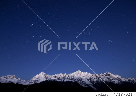 中国雲南省・徳欽 早朝の梅里雪山と星空/ stars and Mt. Meili at dawn 47187921