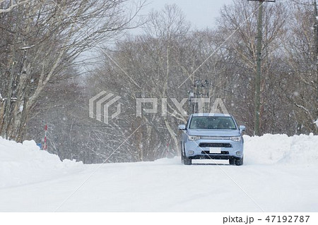 雪道を走る車 47192787