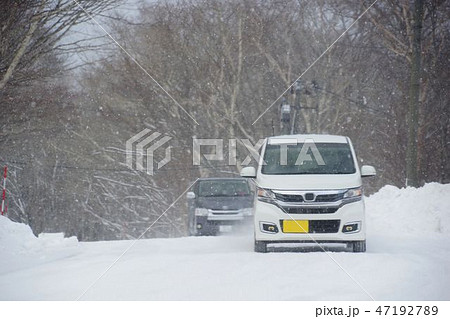 雪道を走る車 47192789