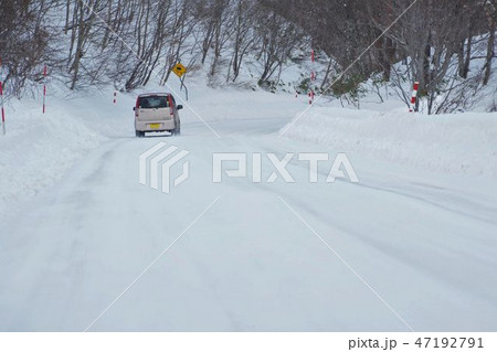 雪道の下り坂とカーブ 雪道の下り坂とカーブ 47192791
