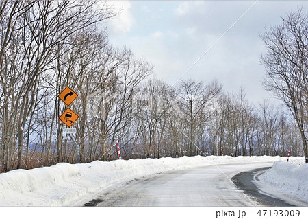 雪道と標識　カーブ 47193009