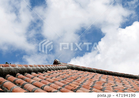 赤瓦屋根と空 47194190