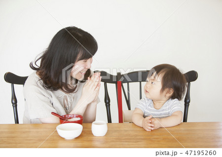 離乳食を食べる子ども 離乳食を食べる子ども 47195260