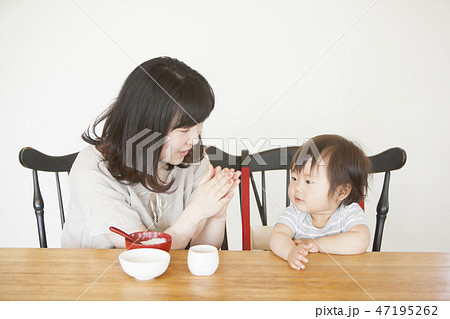 離乳食を食べる子ども 47195262