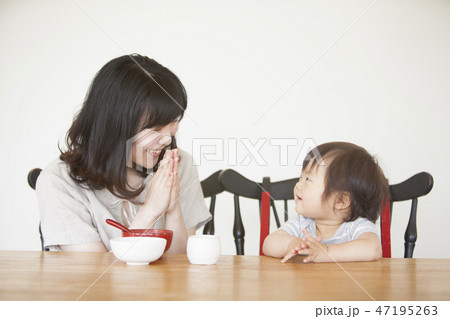 離乳食を食べる子ども 離乳食を食べる子ども 47195263
