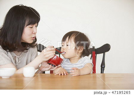 離乳食を食べる子ども 離乳食を食べる子ども 47195265